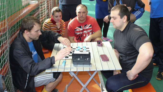 Мужчины играют в шашки