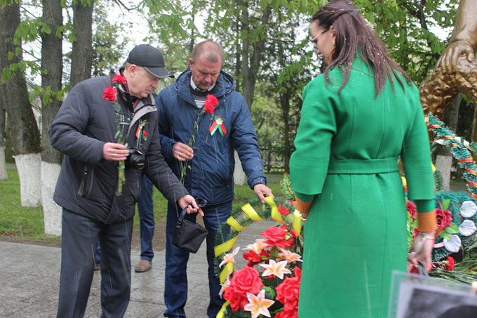 Возложение активистами цветов к памятнику