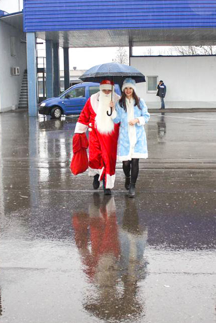 Дед Мороз и Снегурочка идут под дождем