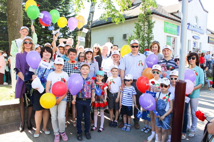 Участники шествия - сотрудники Беллакт