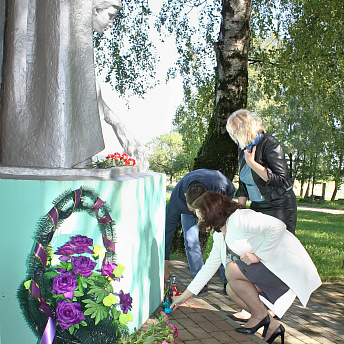 22 июня 2022 представители трудового коллектива Волковысского ОАО «Беллакт» посетили мемориальный комплекс «Шауличи»
