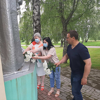 Cотрудники ОАО «Беллакт» возложили живые цветы к памятнику в мемориальном комплексе «Шауличи»