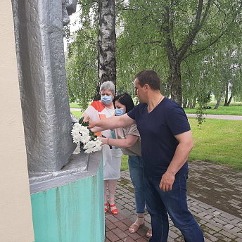 Cотрудники ОАО «Беллакт» возложили живые цветы к памятнику в мемориальном комплексе «Шауличи»