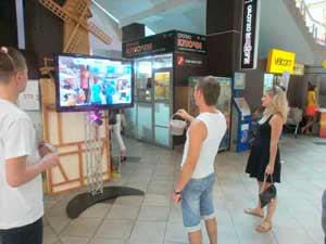 Посетители гипермаркета Биггз играют в рекламную игру Беллакт