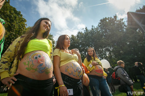Рисунки  акварелью на животе беременных