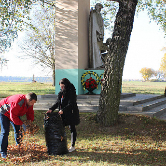 Осенняя уборка на мемориале в Шауличах